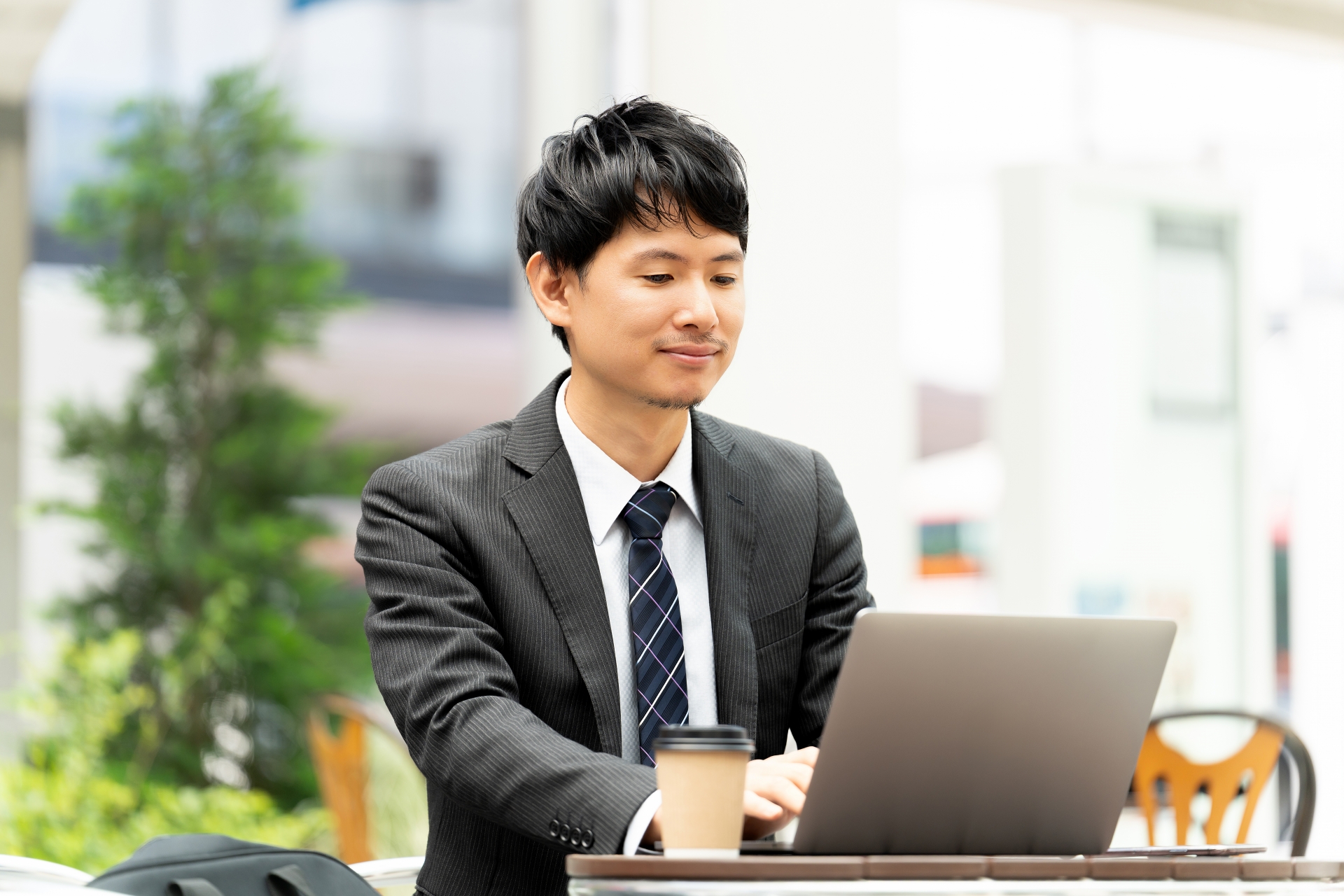 会社員でも安心して取り組める！現代における副業・兼業のリアルな成功事例と始め方ガイド